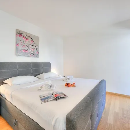 Locarno Place Apartment *